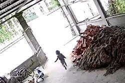 'Đứng tim' cảnh cháu bé chạy thẳng ra đường khi xe ben lao tới, hành động của mẹ khiến tất cả thở phào