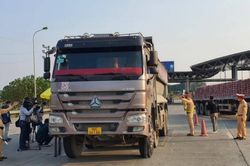 Xử lý hàng trăm lái xe quá tải 'tung hoành' trên cao tốc