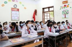 Học sinh lớp 12 Nghệ An trở lại trường sau gần 3 tháng học trực tuyến