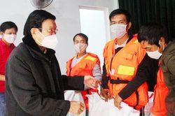Nguyên Chủ tịch nước Trương Tấn Sang tặng áo phao cứu sinh cho ngư dân khó khăn ở Quảng Trị