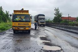 Khẩn trương sửa chữa hư hỏng trên Quốc lộ 1 qua các tỉnh miền Trung và Tây Nguyên
