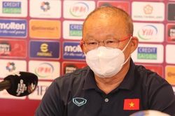 Thầy Park lý giải việc cho Hoàng Đức vào rồi thay ra