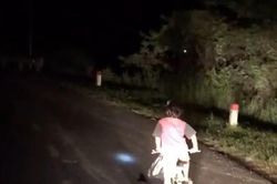 Tài xế soi đèn cho bé trai đạp xe gần 5 km đường đèo