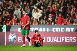 Ronaldo uất nghẹn vì Bồ Đào Nha hụt vé đến Qatar