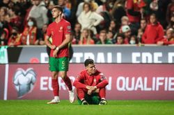 Ronaldo đơn độc, ngồi khóc sau trận thua nghiệt ngã của Bồ Đào Nha