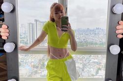 Khởi My khoe vòng eo đầy múi khiến netizen 'trầm trồ', nhìn thôi đã chảy nước miếng