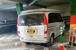 Dừng xe ngay đoạn dốc trong bãi đỗ, cặp đôi bị xe tải cán qua người