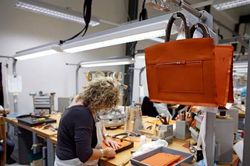 Đột nhập xưởng sản xuất túi Hermès 'bất khả xâm phạm'