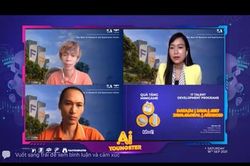 Cầm micro 'hành nghề online'
