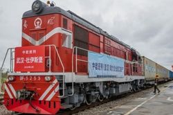 Lần đầu tiên Trung Quốc sử dụng cả đường biển lẫn đường sắt nhập khẩu dầu của Nga