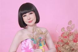 NSƯT Thanh Kim Huệ tuổi 66 trẻ trung, sành điệu qua ống kính của chồng
