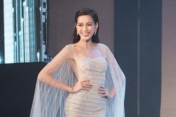 Đỗ Thị Hà chơi đàn T'rưng, múa dân gian tại Miss World 2021
