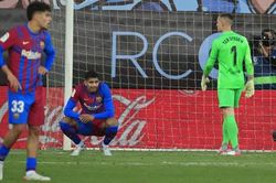 Xavi tập trung xử lý lỗ hổng hàng thủ Barca