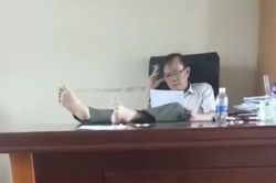 Tạm đình chỉ công tác đối với hạt trưởng kiểm lâm và lời trần tình cho việc gác chân lên bàn