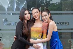 Chụp ảnh cùng Thùy Tiên - Ngọc Thảo, Đỗ Thị Hà chiếm trọn spotlight với đôi chân dài 1m11