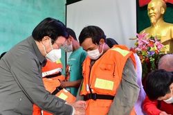 Tặng 1.000 bộ áo phao cứu sinh đa năng cho ngư dân nghèo