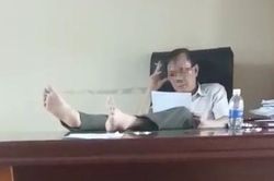 Hạt trưởng Kiểm lâm bị đình chỉ vì 'có thói quen gác 2 chân lên bàn làm việc' trần tình sau vụ việc gây xôn xao