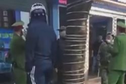 Người đàn ông bị bảo vệ chém trên phố Hà Nội