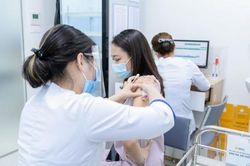 Tiêm mũi 2 mới đạt 50,9% cho người trên 18 tuổi