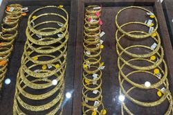Giá vàng tăng kỷ lục, vượt mốc 62 triệu đồng/lượng, người dân không nên 'ôm' vàng