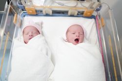 Á hậu Diễm Châu thông báo vừa hạ sinh 2 bé gái sinh đôi