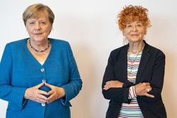 Angela Merkel - người không bao giờ tỏ ra phù phiếm trước máy ảnh