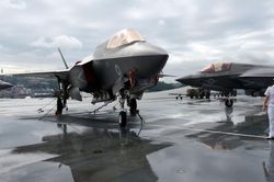 Máy bay phản lực F-35 của Anh lao xuống Địa Trung Hải