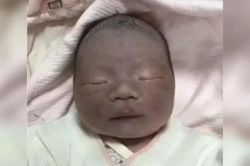 Con mới sinh đen như Bao Công, bố sợ trao nhầm và điều bất ngờ sau đó