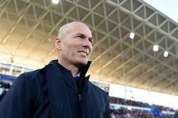 Zidane đi học tiếng Anh giữa tin đồn dẫn dắt MU