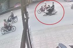 Phi như tên bắn, hai nam sinh 'tông gục' xe máy trên đường