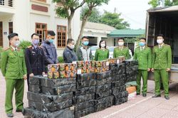 Bắt giữ 2,4 tấn pháo lậu