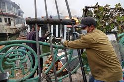 Tháo dỡ 'nghĩa địa du thuyền' tại khu vực nhà hàng nổi hồ Tây