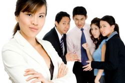 Bí mật nơi công sở: 4 điều cấm kị bạn cần tránh nếu không muốn ''cái miệng làm hại cái thân''