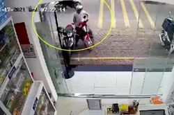 Clip: Tên trộm xe máy đang định tẩu thoát thì gặp tình huống bất ngờ, vội 'bỏ của chạy lấy người'