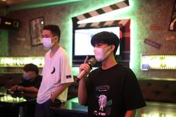 Quán karaoke tại TP.HCM ngày đầu mở cửa: Nhiều người trẻ hào hứng, khách đeo khẩu trang khi hát hò