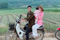 Giàu nứt vách nhưng Mạc Văn Khoa chỉ chạy xe máy cũ mua từ chục năm trước của bố để đưa vợ con đi chơi