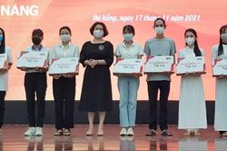 Đại học Đà Nẵng khen thưởng, trao học bổng hơn 1,4 tỷ đồng cho sinh viên