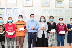 Trao tiền hỗ trợ đoàn viên, công nhân lao động