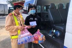 Đi bộ từ Đồng Nai ra đến Quảng Ngãi, nam thanh niên được xe cấp cứu đưa về quê