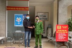 Xúc động đến Công an phường nhận lại chiếc ví sau một ngày đánh rơi