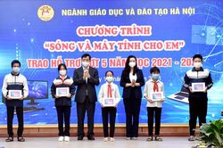 Hà Nội: Trao 500 máy tính hỗ trợ học sinh nghèo học trực tuyến