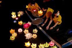 Những bè hoa đăng chở nặng nỗi niềm người ở lại