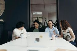 Vừa mừng vừa lo khi trở lại văn phòng sau giãn cách