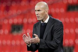 Zidane bỏ qua MU, chờ đàm phán PSG