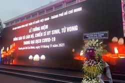 Người dân TP Hồ Chí Minh bắt đầu tưởng niệm nạn nhân mất vì COVID-19