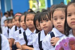 Bé tiểu học tả 'bố em là người vô dụng', mẹ đọc xong lại đỏ mặt vì không ngờ mình là 'kẻ phản diện'
