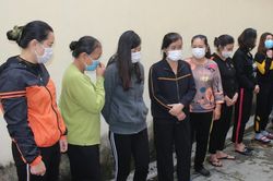 Triệt phá ổ đánh bạc hơn 100 tỷ đồng của 13 'quý bà' ở Nghệ An