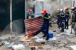 Hà Nội: Cháy kho chứa điều hòa trong chợ Kim Lũ, tiểu thương bê đồ tháo chạy