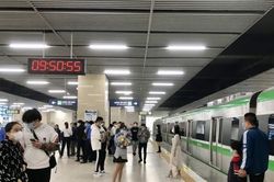 Người dân tấp nập đi tàu điện Cát Linh - Hà Đông trong ngày cuối cùng miễn phí