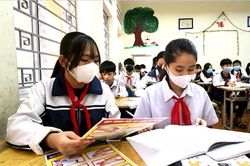 Từ 22/11, Hà Nội tiếp tục cho học sinh lớp 9 tại 17 huyện, thị xã đến trường